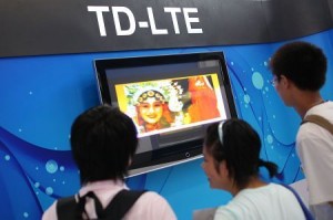 clients chinois devant un téléviseur connecté en 4G TD-LTE