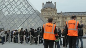 agents de sécurité du musée du louvre à paris