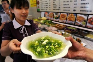 plat d'algues vertes dans un restaurant de qingdao