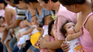 femmes chinoises donnant en train d'allaiter des bébés