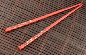 baguettes-chinoises-traditionnelles-sur-fond-de-bambou-tablerunner