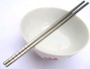 baguettes chinoises en métal sur un bol