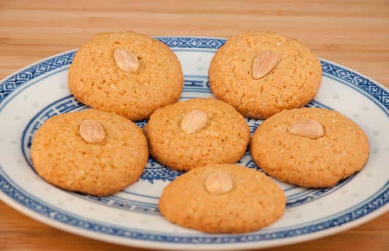 biscuits secs aux amandes dans une assiette chinoise