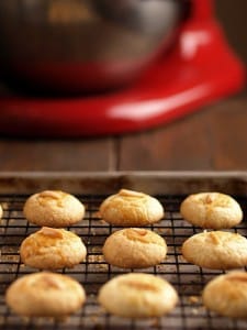 grille de four recouverte de biscuits chinois aux amandes