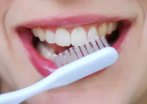 femme en train de se brosser les dents