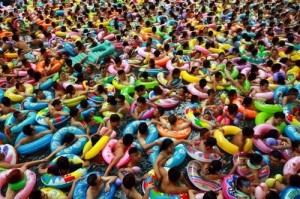 chinois entassés dans une piscine