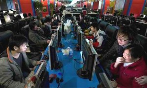 chinois jouant aux jeux vidéo dans un cyber café