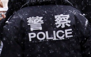 policier chinois de dos