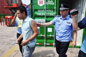 chinois arrêté par la police après s'être endormi dans un container