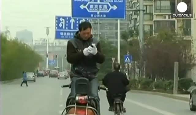 chinois faisant du scooter à l'envers