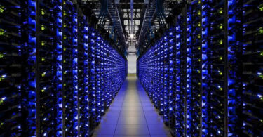 allée dans un datacenter informatique