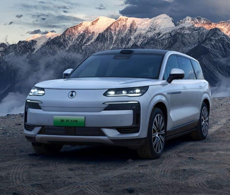 denza n9 phev quart av montagne