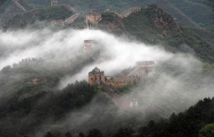 la grande muraille de Chine sous la brume