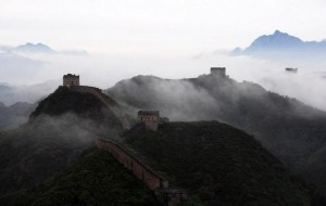 la grande muraille de Chine sous la brume