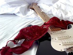 guitare sur un lit