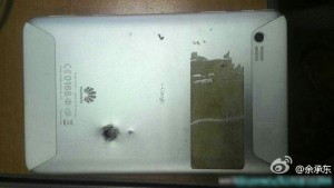 tablette android huawei traversée par une balle de pistolet