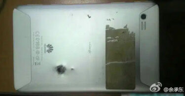 tablette android huawei traversée par une balle de pistolet
