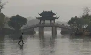 kung fu man water walk