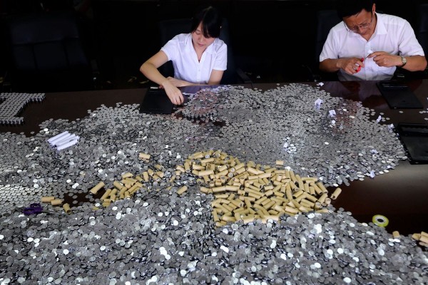 employés d'une banque de kunming en train de compter des pièces