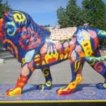 sculpture de lion coloré dans la ville de lyon