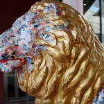 sculpture de lion coloré dans la ville de lyon