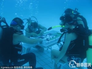 joueurs de mahjong chinois sous l'eau