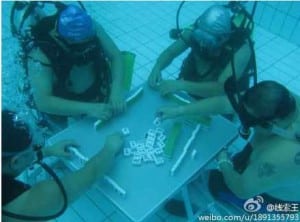 joueurs de mahjong chinois sous l'eau