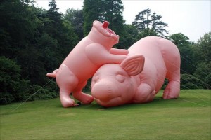 mccarthy sculpture gonflable cochons