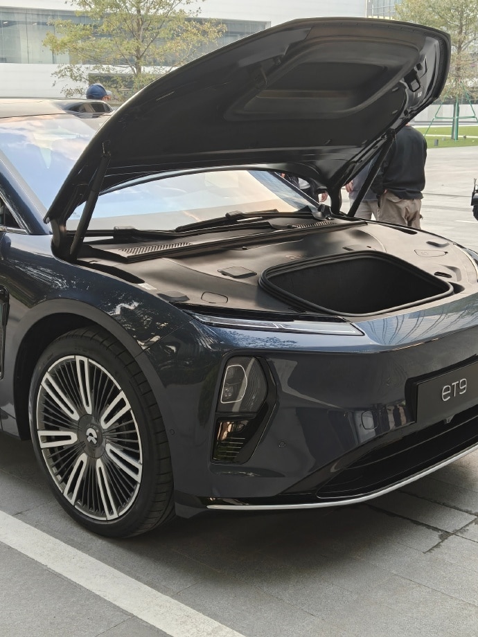 nio et9 flagship electric sedan coffre av