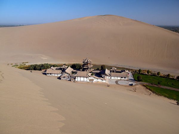 oasis-desert-gobi-crescent-lake-10