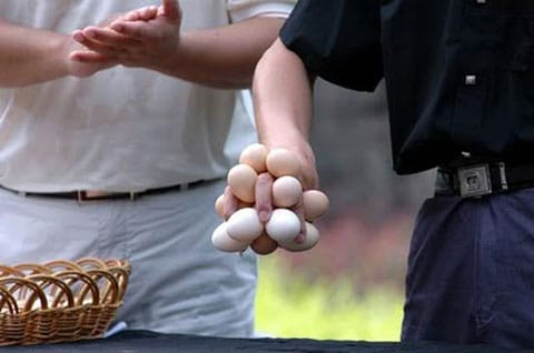 chinois tenant des œufs dans sa main