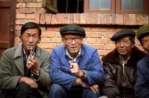 groupe de chinois âgés en train de fumer