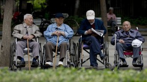 chinois âgés sur des fauteuils roulants