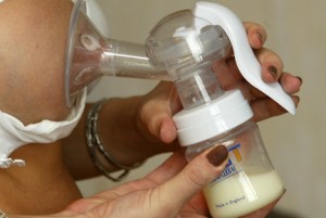 remplissage biberon de lait maternel
