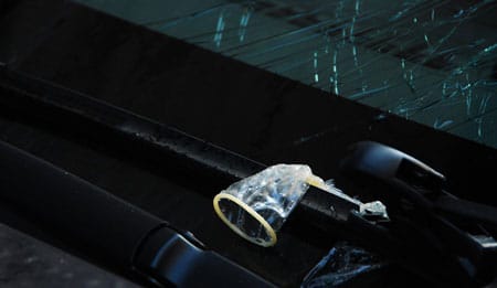 préservatif usagé sur le capot d'une voiture