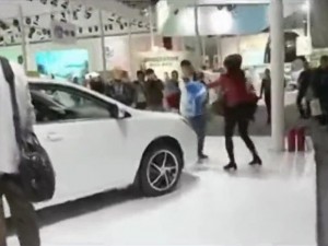 chinoise crise d'hystérie pour une voiture