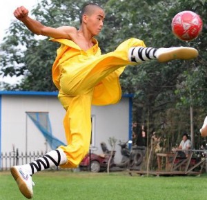 moine shaolin jouant au football
