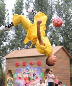 moine shaolin jouant au football