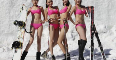 4 jolies babe chinois en bikini au ski