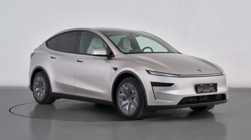 tesla model y l.