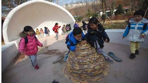 enfants coréens jouant au toilet theme park