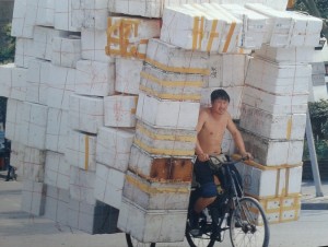 transporteur de colis chinois sur son vélo