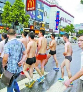employés d'un club de gym chinois en slip dans les rues
