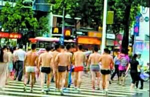 employés d'un club de gym chinois en slip dans les rues