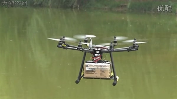 drone transportant un colis en chine