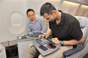 voyageur chinois se sert du wifi dans l'avion