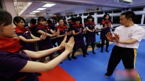 entraînement des hôtesses de l'air d'hong kong airlines au Wing Chun