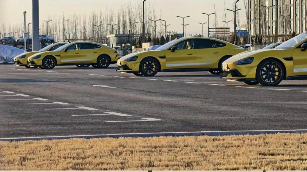 xiaomi su7 ultra sedans parking